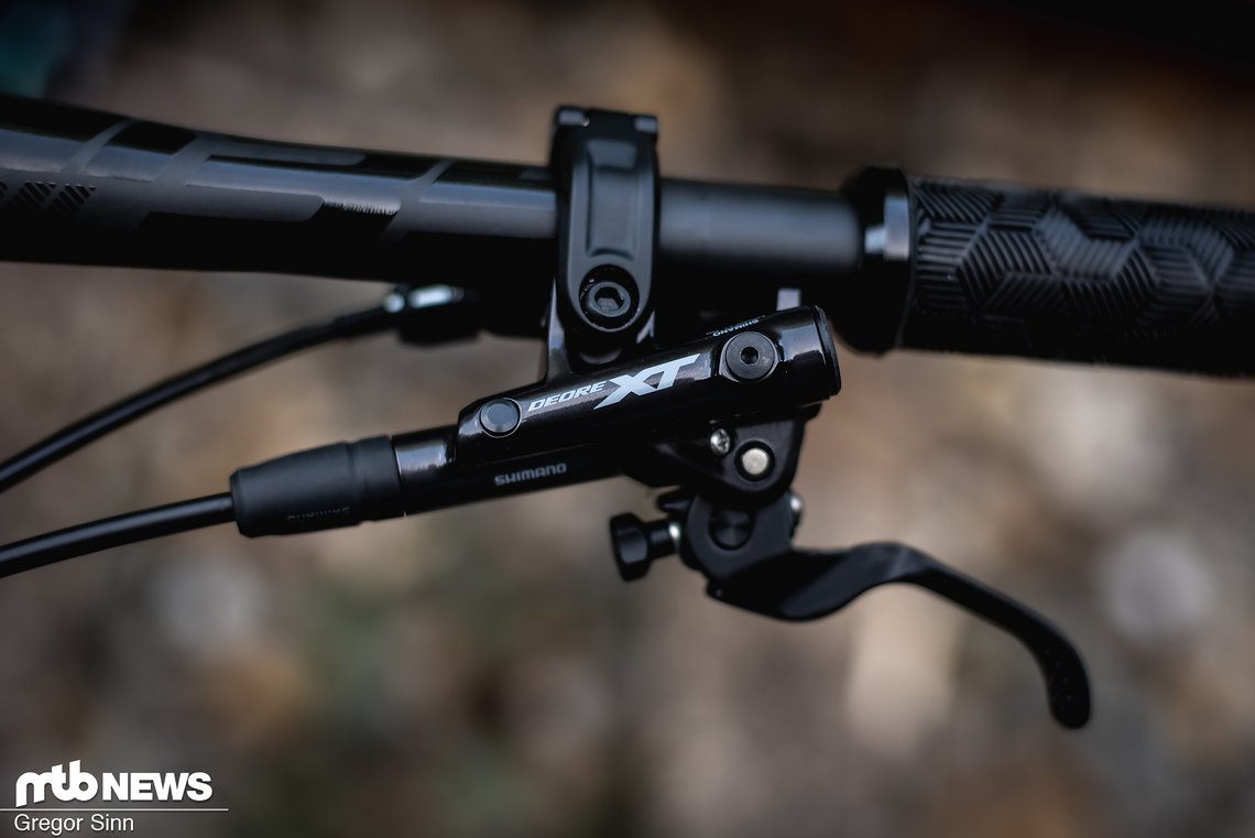 Für Bremspower sorgen Shimano XT-Bremsen mit Vier-Kolben-Sätteln.