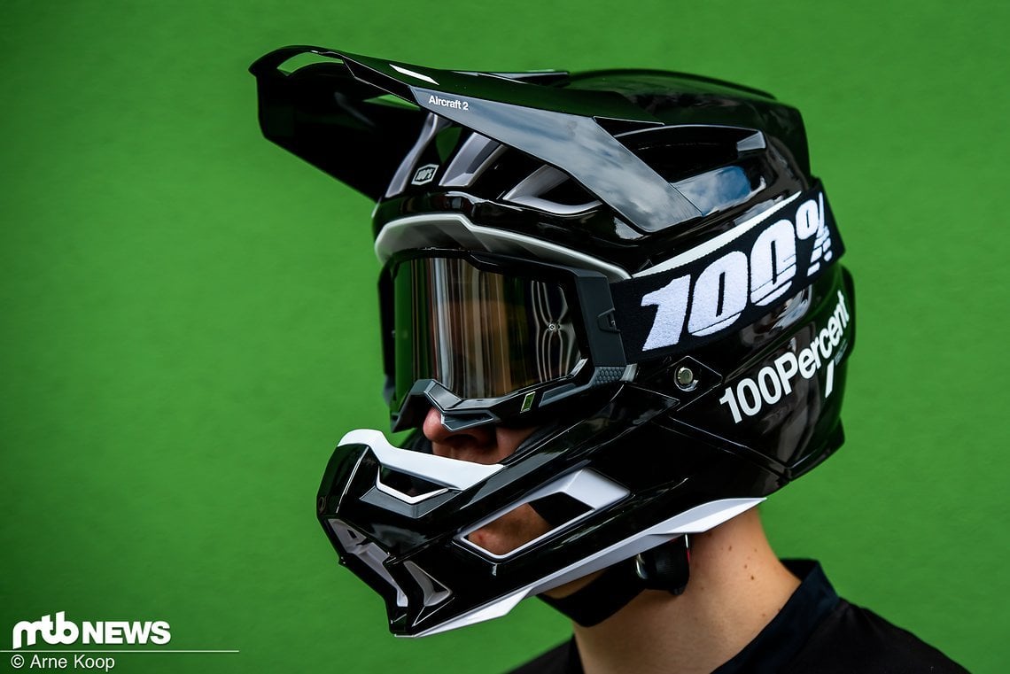 Der 100% Aircraft 2-Helm richtet sich an Bikepark-Besucher und Downhill-Fahrer