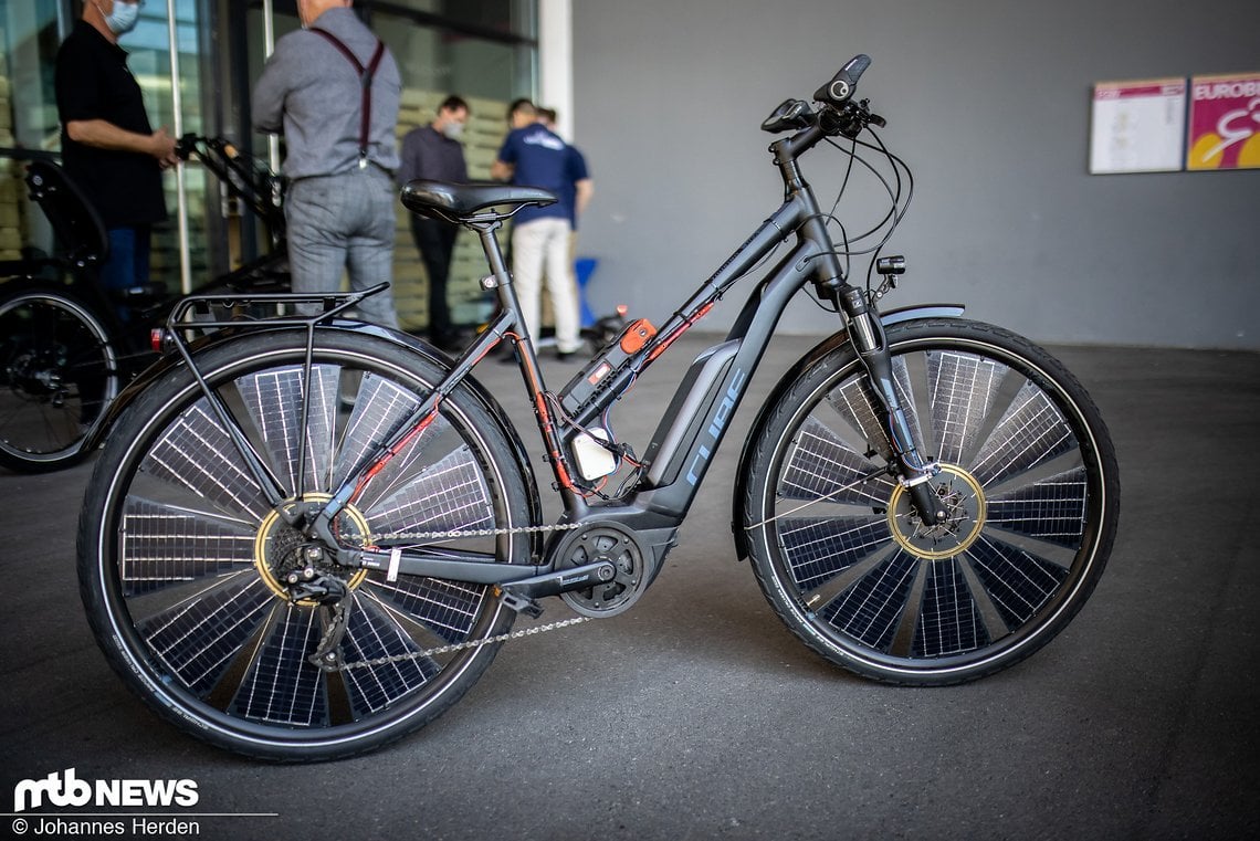 Bei Sunbike werden Solarzellen in den Laufrädern integriert: Damit lässt sich die Batterie an einem sonnigen Tag aufladen und somit die Reichweite erhöhen – rund 60 km bei einem 500 Watt-Akku zusätzlich