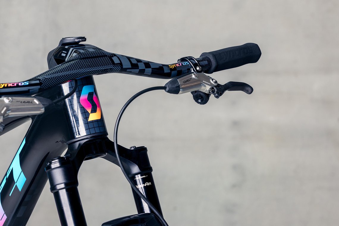 Typisch für Nino Schurter ist das extreme Cockpit mit -40° Rise.