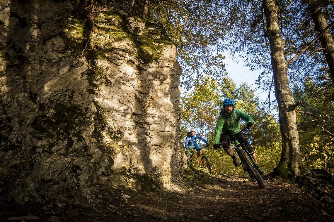 Die Belohnung bergab: Ab in den Wald.