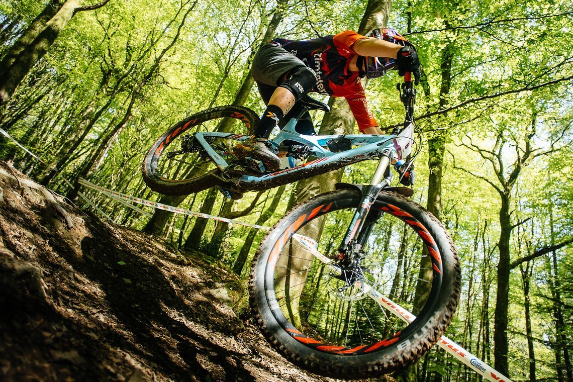 Die Strecken hatten alle Arten von Untergrund; wurzeldurchsetzter weicher Waldboden, purer Fels, harter Bikepark und auch die eine oder andere Schlammpfütze die bis zum Sonntag blieb.
