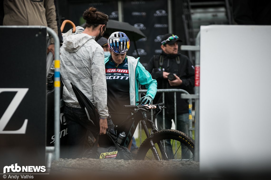 Kate Courtney kehrte nach ihrer Handverletzung wieder in den World Cup zurück