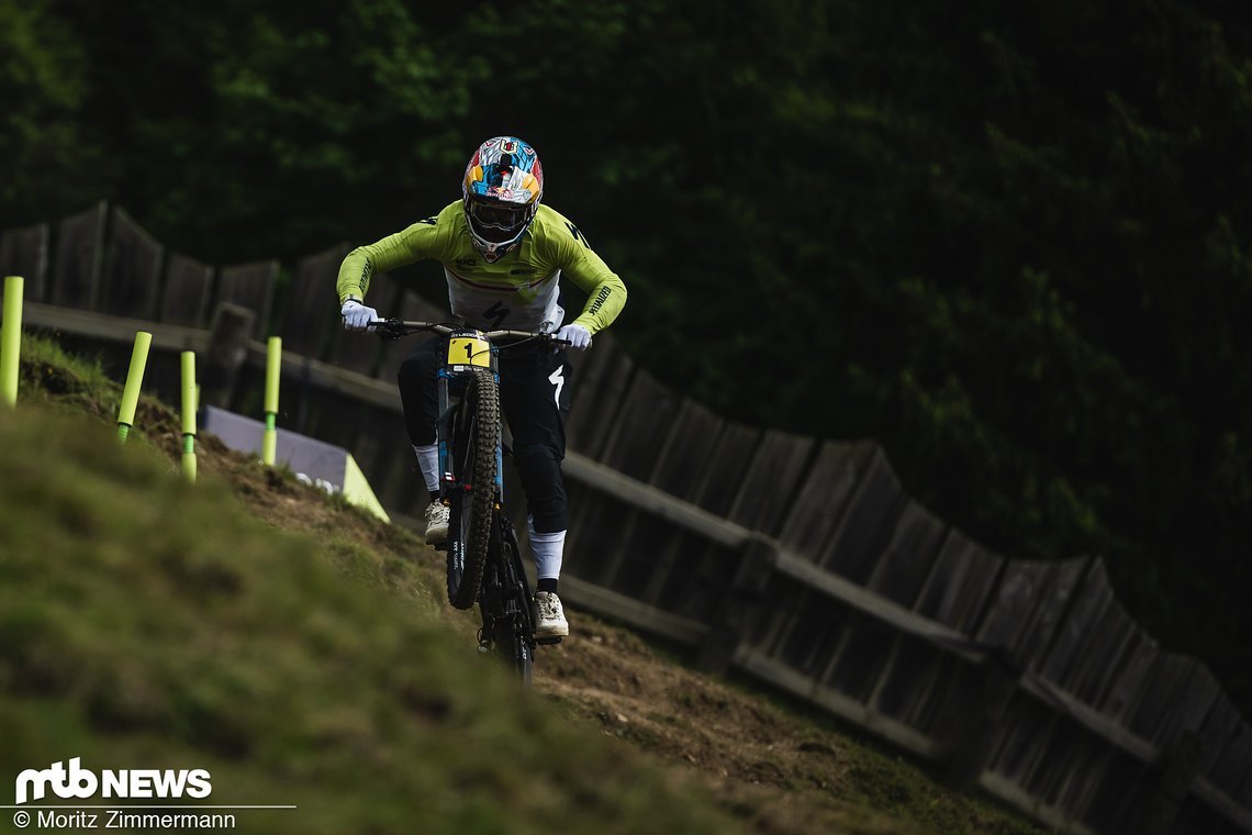 Quizfrage: Wer hat 5 bunte Knöpfchen am Lenker und zerstört regelmäßig die Träume anderer Downhill-Stars?