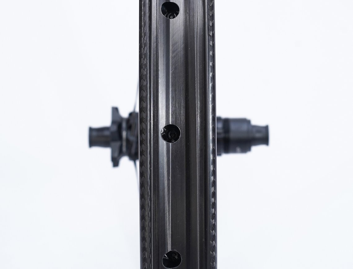 Das spezielle Design und die breite Felgenflanke sollen Platten vorbeugen und den Reifen bei geringen Luftdrücken stabilisieren.