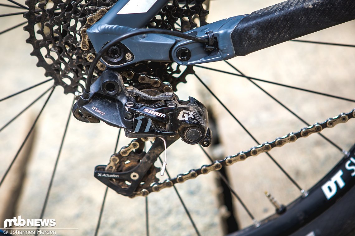 Eine 11-fache SRAM GX-Schaltgruppe sorgt für knackige Schaltvorgänge.
