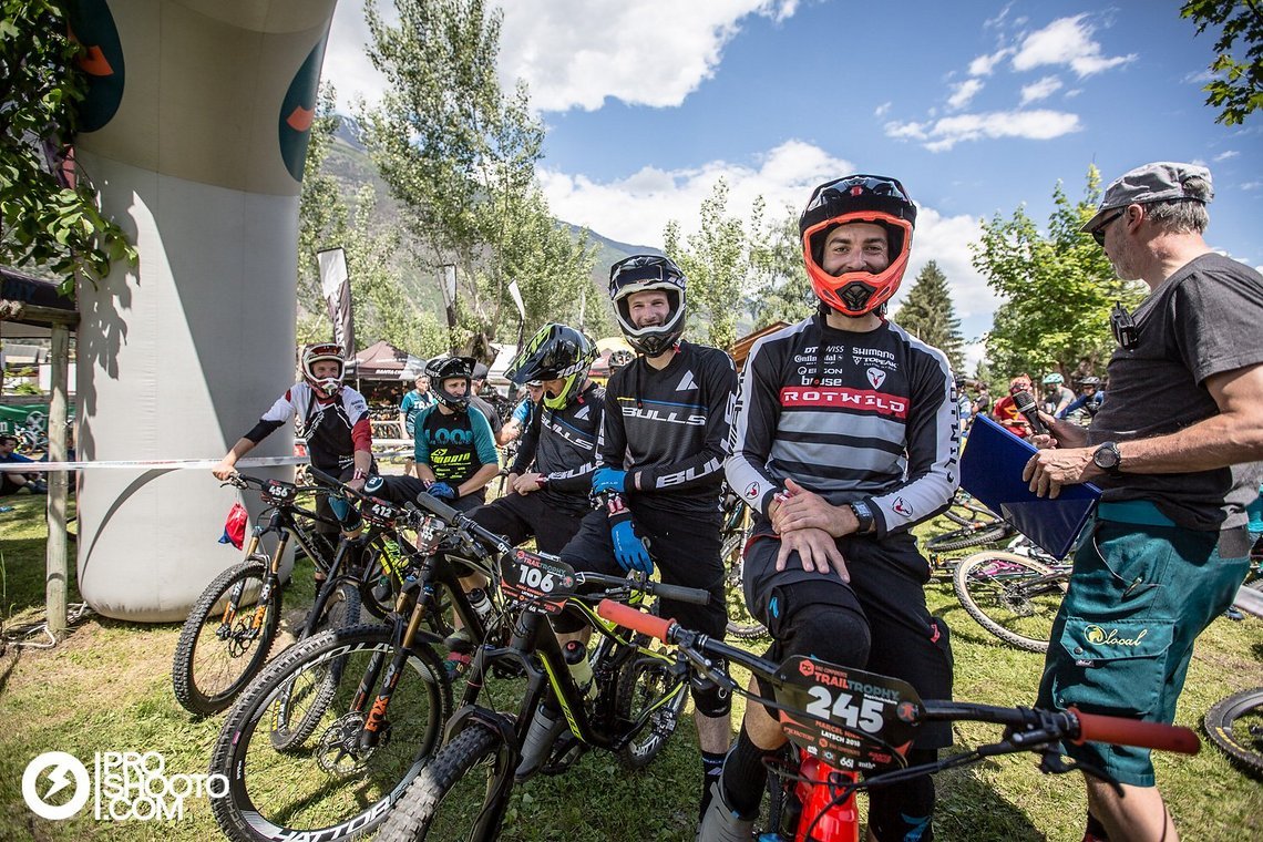 Die Gruppe der Top-Fahrer vor dem Start.