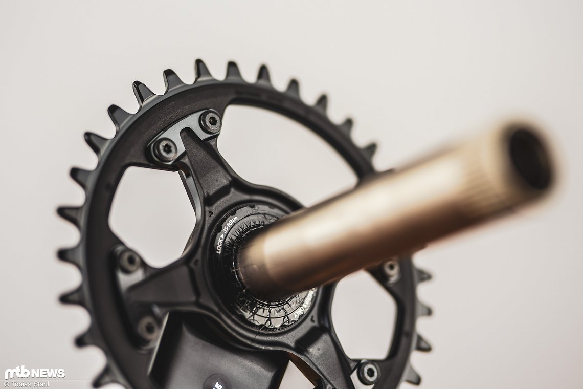 Direct Mount mit Schrauben? Ja, denn bei Shimano wird ein Aluminiumträger mit einem Stahlkettenblatt kombiniert