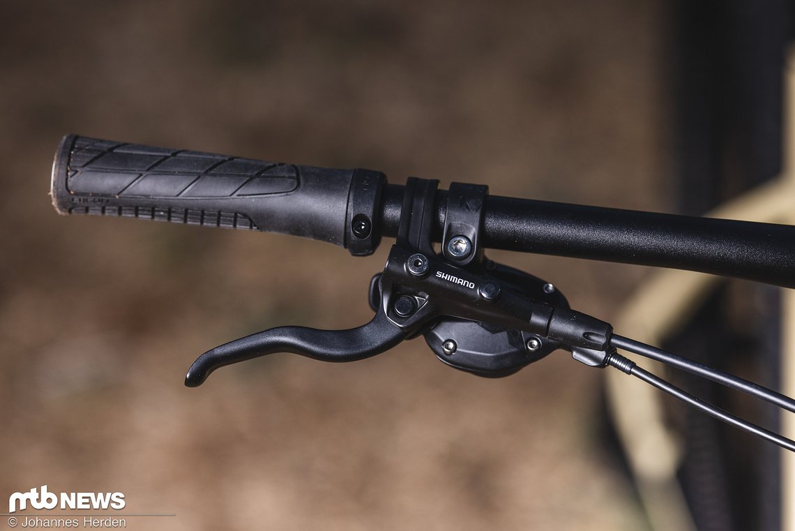Gebremst wird mit spartanischen, aber soliden Shimano-Bremsen.