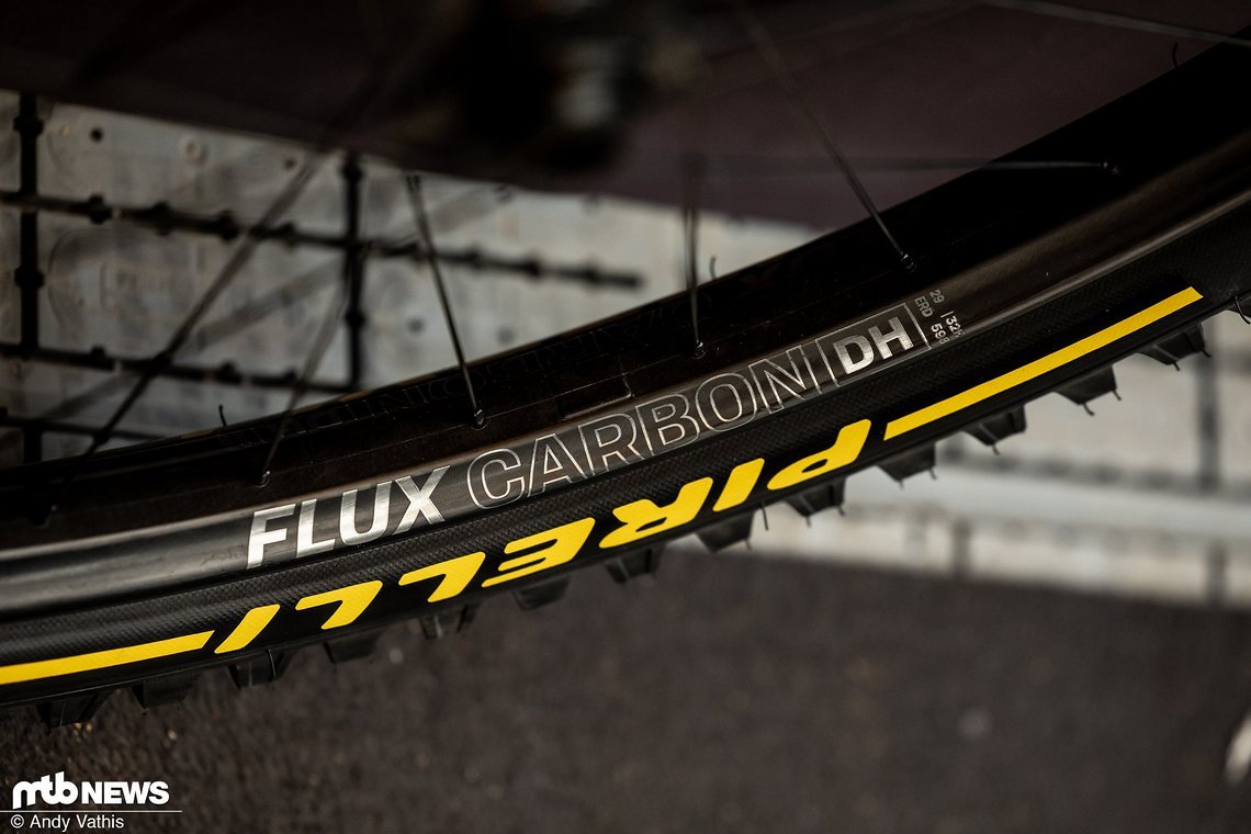Bei der Flux Carbon DH-Felge handelt es sich um einen Prototyp mit einem sehr flachen und breiten Felgenprofil.