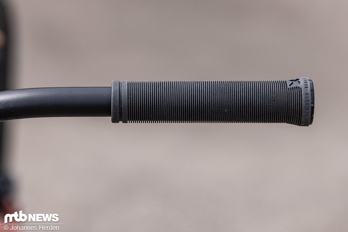 Gegriffen wird mit Sixpack Ruso Signature Grips.