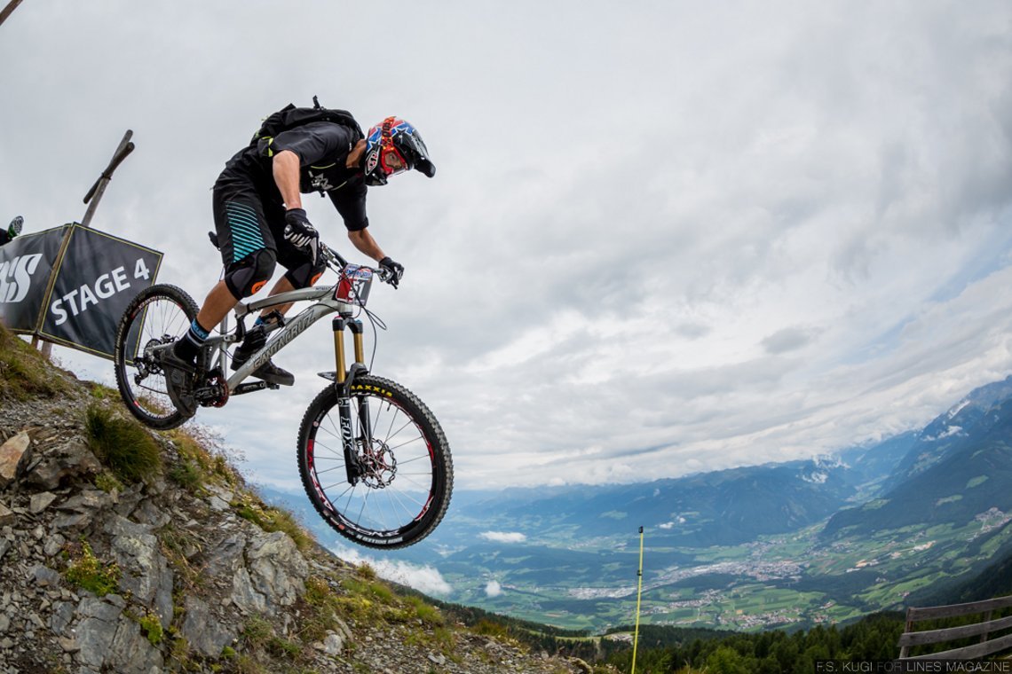 Allossandro Fontana Start Stage 4 vor gigantischer Bergkulisse