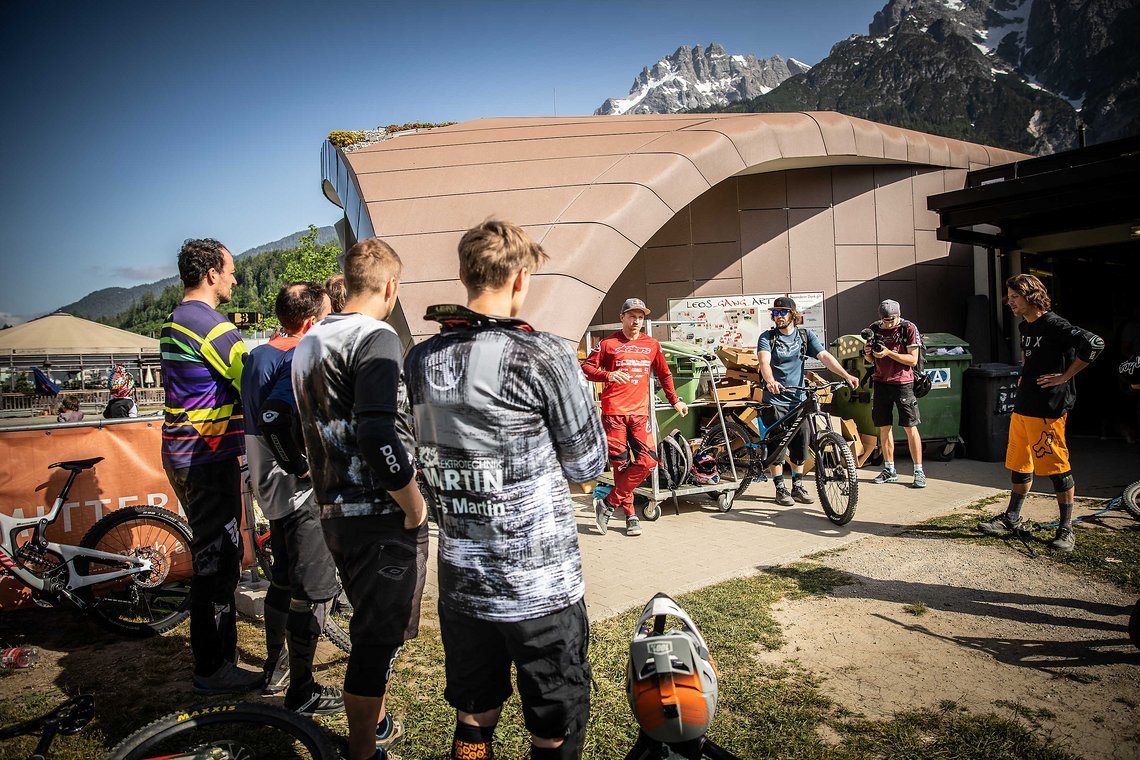 Bevor es auf die Bikes ging, gab es Infos und Tricks zu Setup und Bikevorbereitung von Aaron und seinem Mechaniker