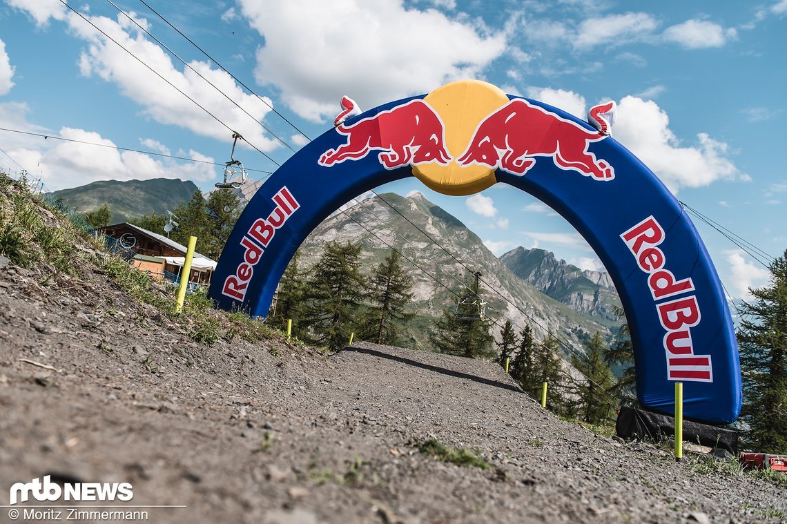 Der Sprung unter dem Red Bull-Bogen markiert nicht nur das Ende der ersten Wiesen-Sektion, sondern ist gleichzeitig auch der einzige richtige Double auf der gesamten Strecke