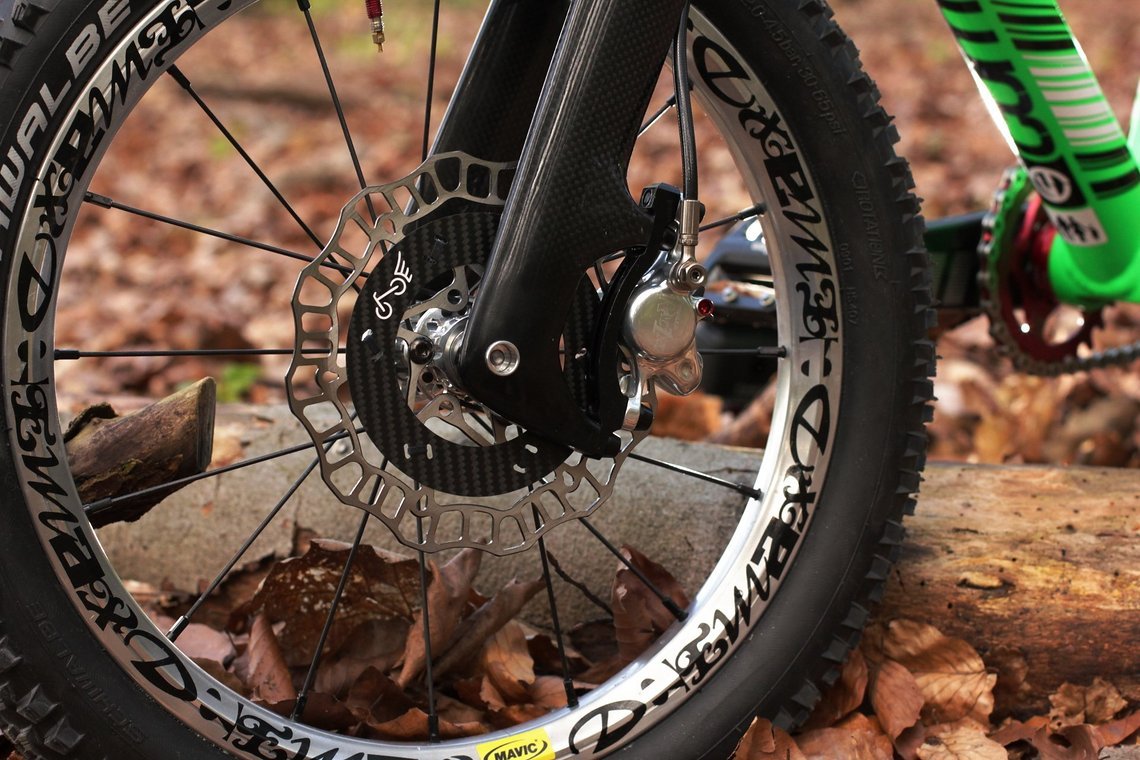 Absolute Liebe zum Detail zeigt sich am ganzen Bike: Custom-Decals an der Laufrädern ...