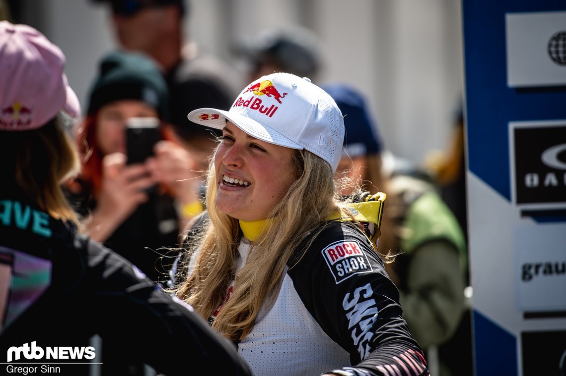 Vali Höll lachend und gut gelaunt im Zielbereich zu sehen, kam in dieser Saison nicht in jedem Rennen vor. Nach dem Sieg von Myriam Nicole war Vali hingegen sehr gut aufgelegt.