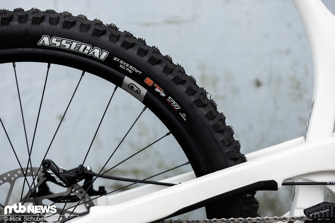 Die Maxxis Assegai-Reifen in DH-Karkasse werden auf Crankbrothers Synthesis DH-Alu-Laufräder aufgezogen.