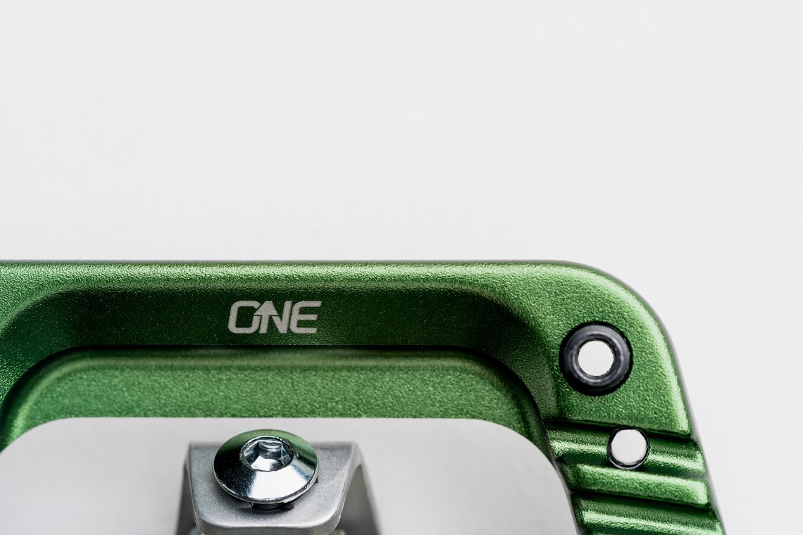 Vier hohle Pins pro Seite sollen für ausreichend Grip sorgen.