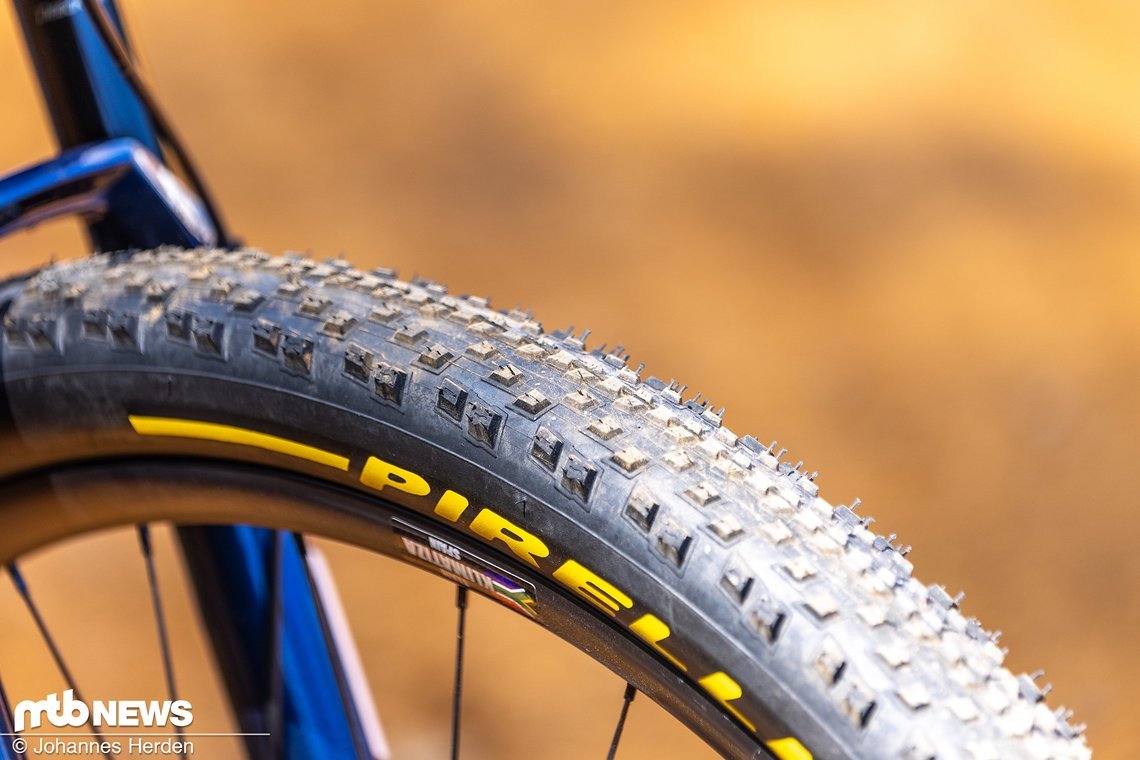… in Kombination mit Pirelli Scorpion-Pneus.