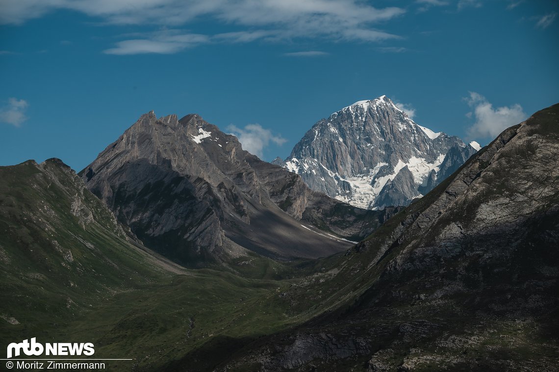 … und gegenüber der nicht minder beeindruckende Mont Blanc, der von der französischen Seite aus betrachtet allerdings noch deutlich massiver wirkt. Dazwischen liegt die möglicherweise beste Downhill-Strecke der letzten World Cup-Jahrzehnte.
