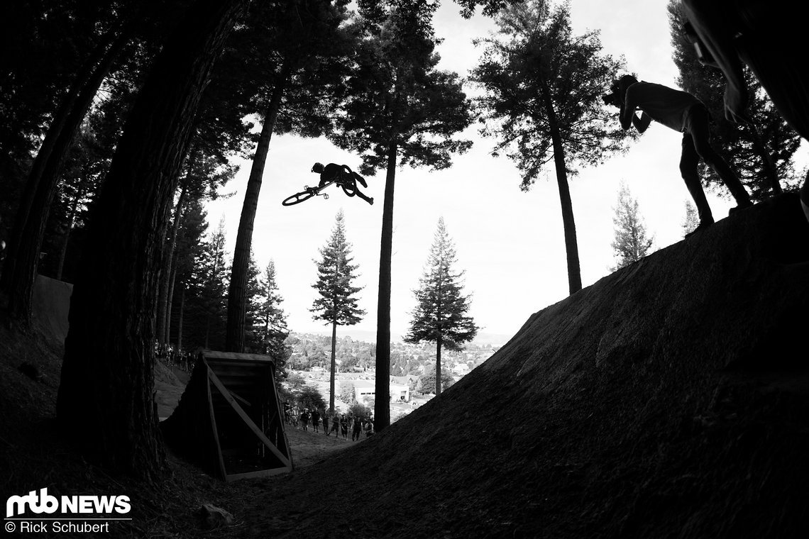 Logan Peat mit einem 360 Tailwhip über die Hip