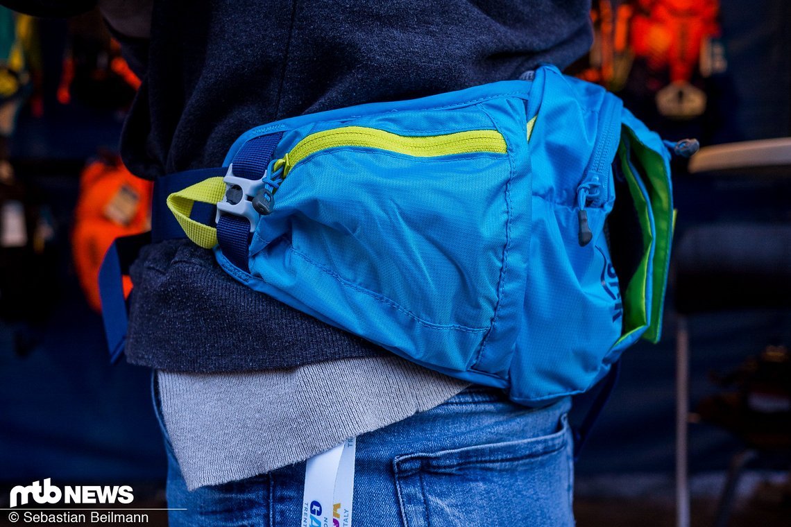Eine seitliche Tasche verfügt über einen Reißverschluss ...