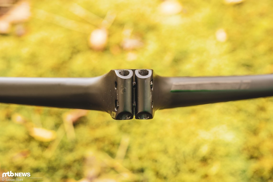 Der Vorbau klemmt mit 40 mm Höhe relativ kurz