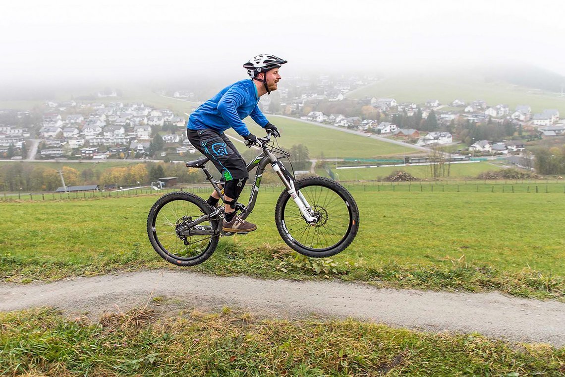 Häufig zu beobachten ist das sofortige Hochreißen des Bikes am Absprung!