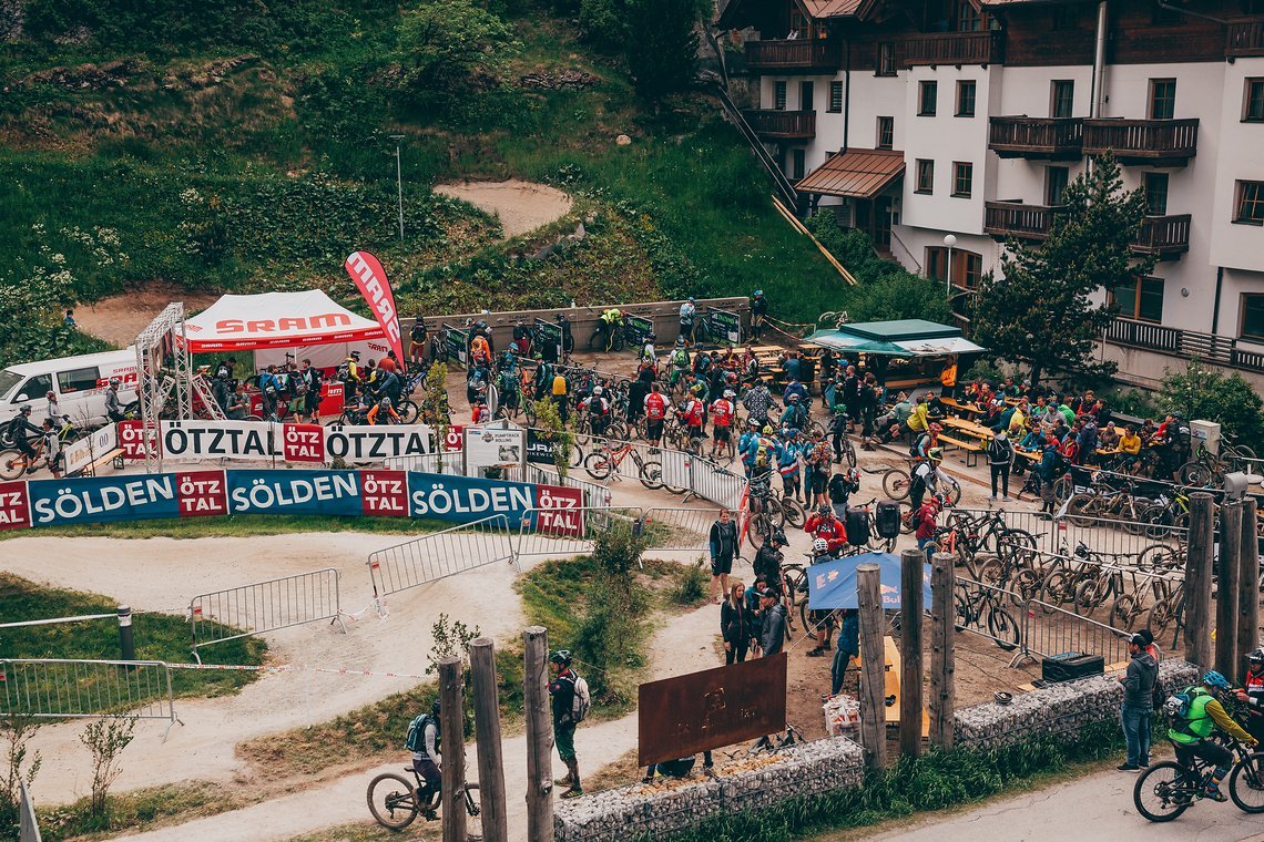Zieleinlauf auf dem Pumptrack von Sölden: Im Anschluss werden Erfahrungen ausgetauscht oder auch direkt die nächste Runde im Bike-Park angehängt