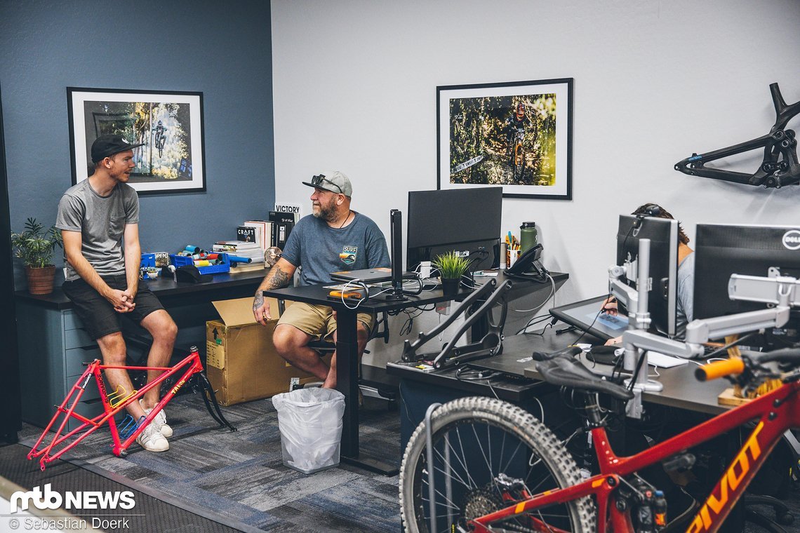 Luke (links) arbeitet im Marketing und Jeff gibt den Ton an (= er bestimmt die Farbgebung der Bikes) .