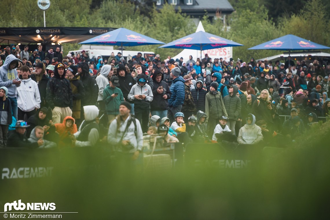 Unzählige Fans waren Live dabei, als sich die Athleten durch die Luft schanzten.