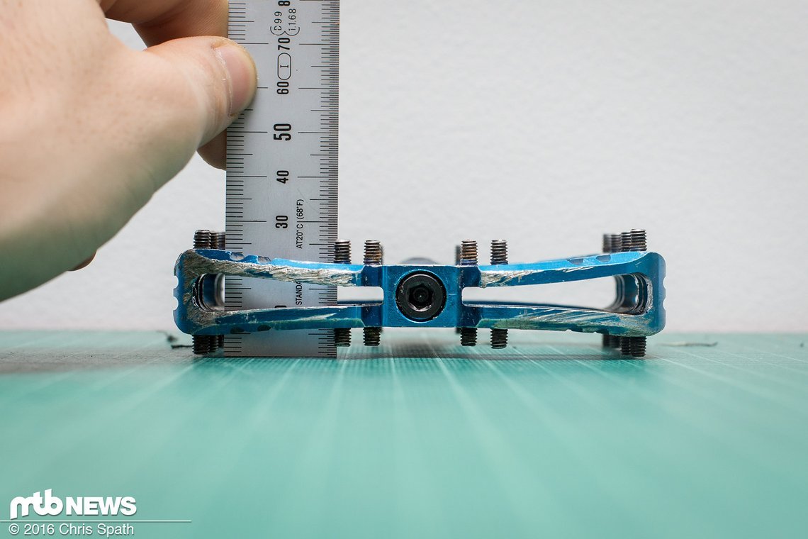 Knappe 3 cm ist das Pedal incl. Pins hoch