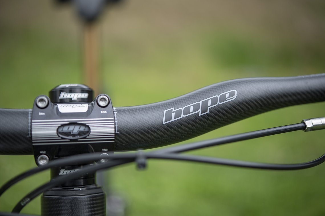 Der Hope Carbon-Lenker ist 780 mm breit.