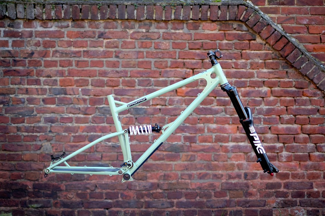 Das Fahrwerk besteht aus einer Rock Shox Pike mit 150 mm Federweg an der Front