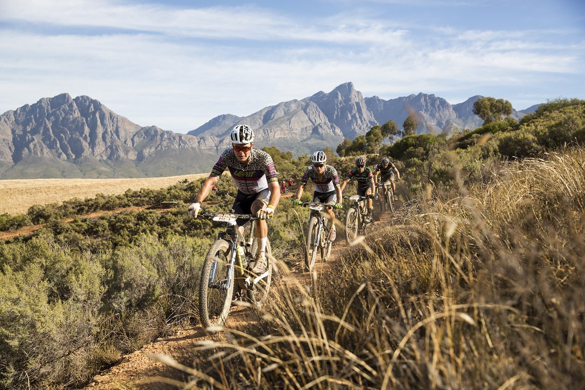 Speed Company an der Spitze, der Rest zieht nach. Wer das Cape Epic in den letzten beiden Jahren verfolgt hat, weiß, dass das kein ungewöhnliches Bild ist.