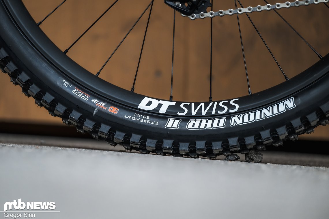 Auffällig ist, dass hinten eine andere DT Swiss-Felge gefahren wird als vorne.