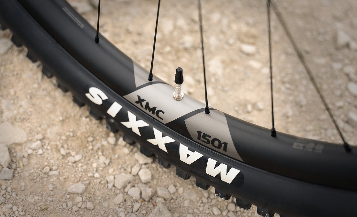 Der Full-29er roller auf DT Swiss XCM 1501 Laufräder und Maxxis DHR II Reifen.