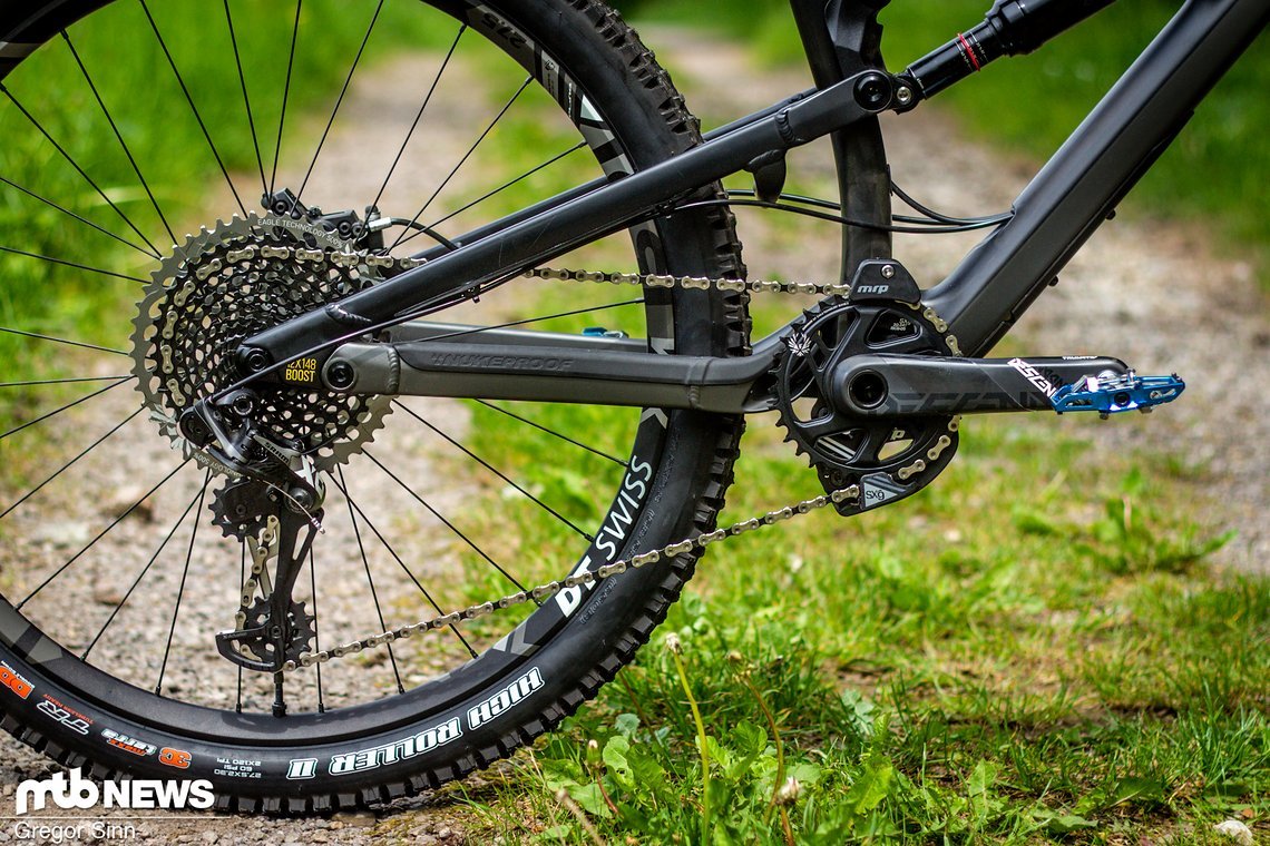 Der Antrieb setzt sich aus dem hochwertigen SRAM X0112-fach Antrieb sowie den etwas günstigeren Truvativ Descendant Carbon-Kurbeln zusammen.