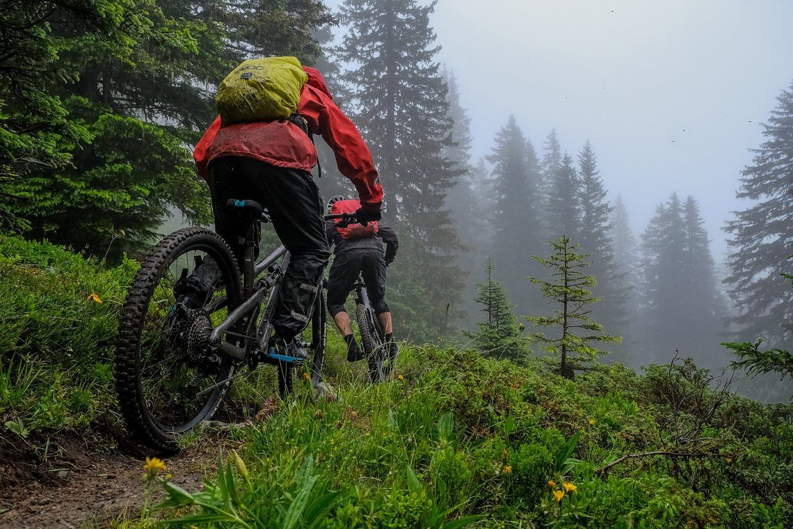 Die Sicht war an diesem Tag meistens verdeckt, doch der Trail entschädigte uns dafür mit gutem Flow.