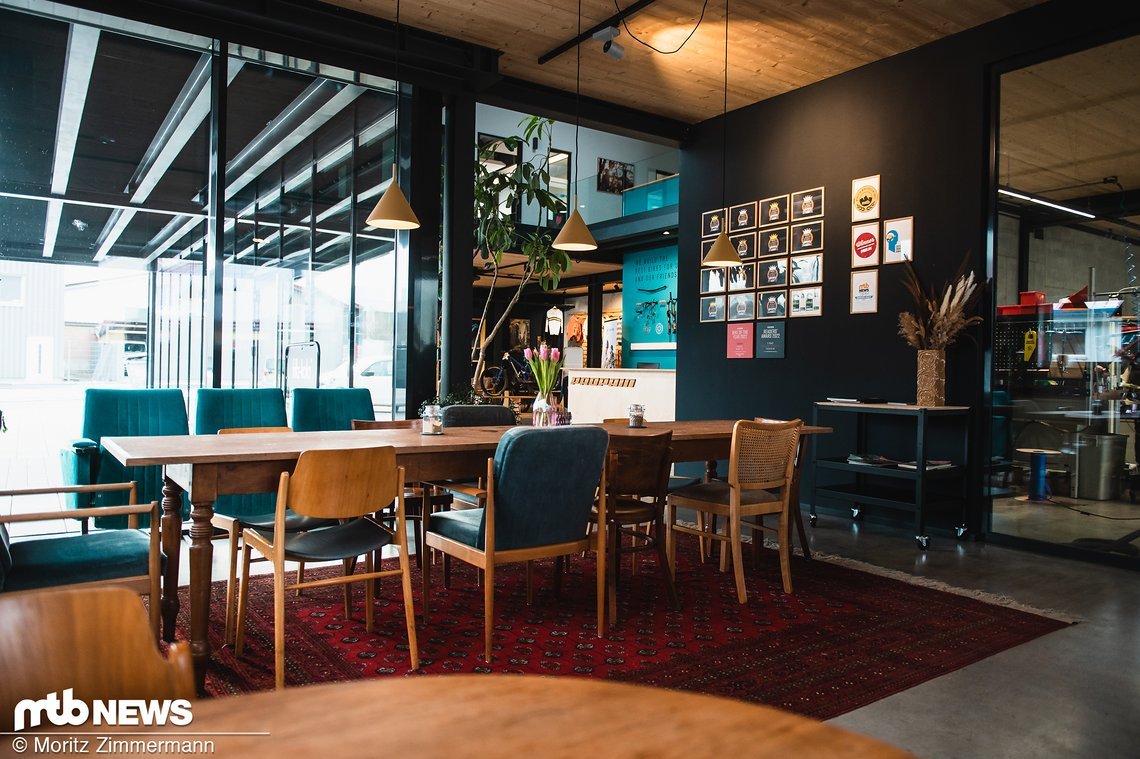 Direkt neben dem Showroom befindet sich das eigentliche Herz der Propain-Firmenzentrale: das Mitarbeiter-Café!