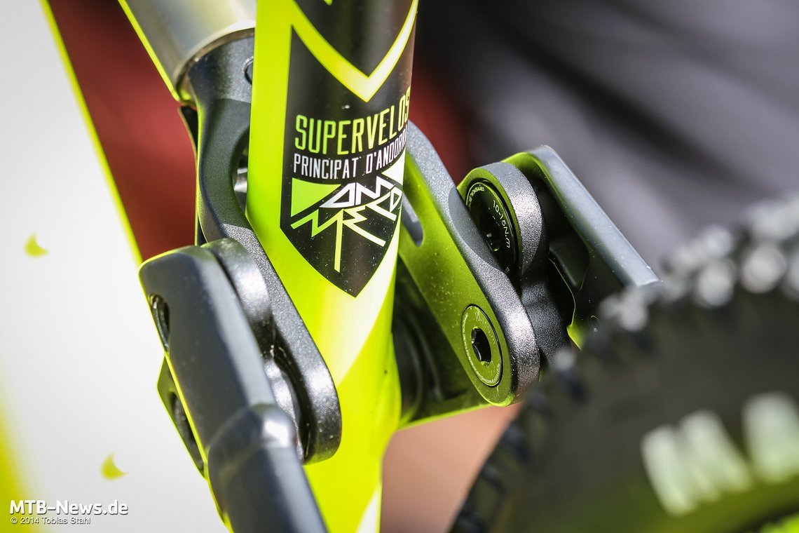 Supervelos Principat D Andorra - das ist Commencal. Gut zu erkennen die großen Lager an den Drehpunkten.