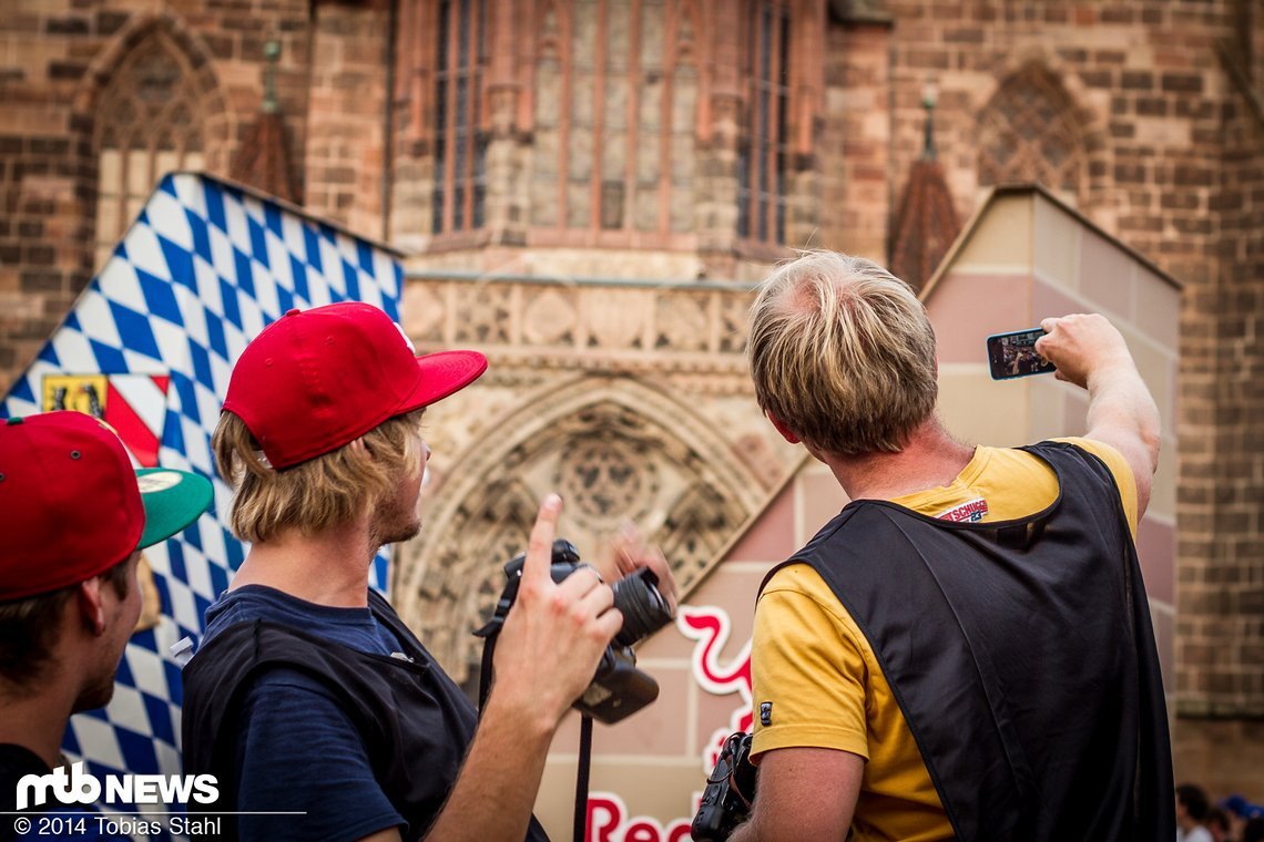 Zeit für sich: Während nur drei Fahrer an den Start gehen, haben Lars Scharl und Christoph Laue Zeit für einen kleinen Selfie beim District Ride.