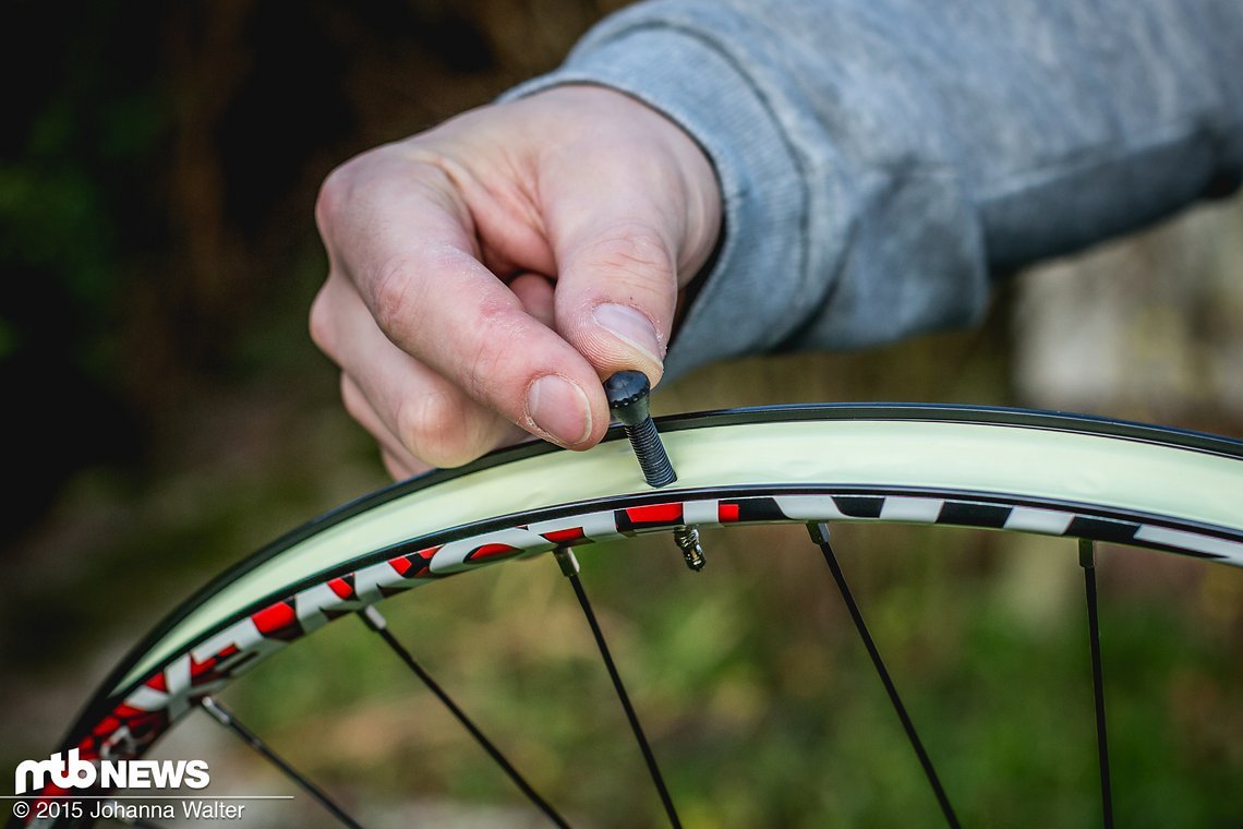 Das Spezial-Ventil wird in einer vorbereiteten Tubeless-Felge wie ein normales Tubeless-Ventil eingeschraubt