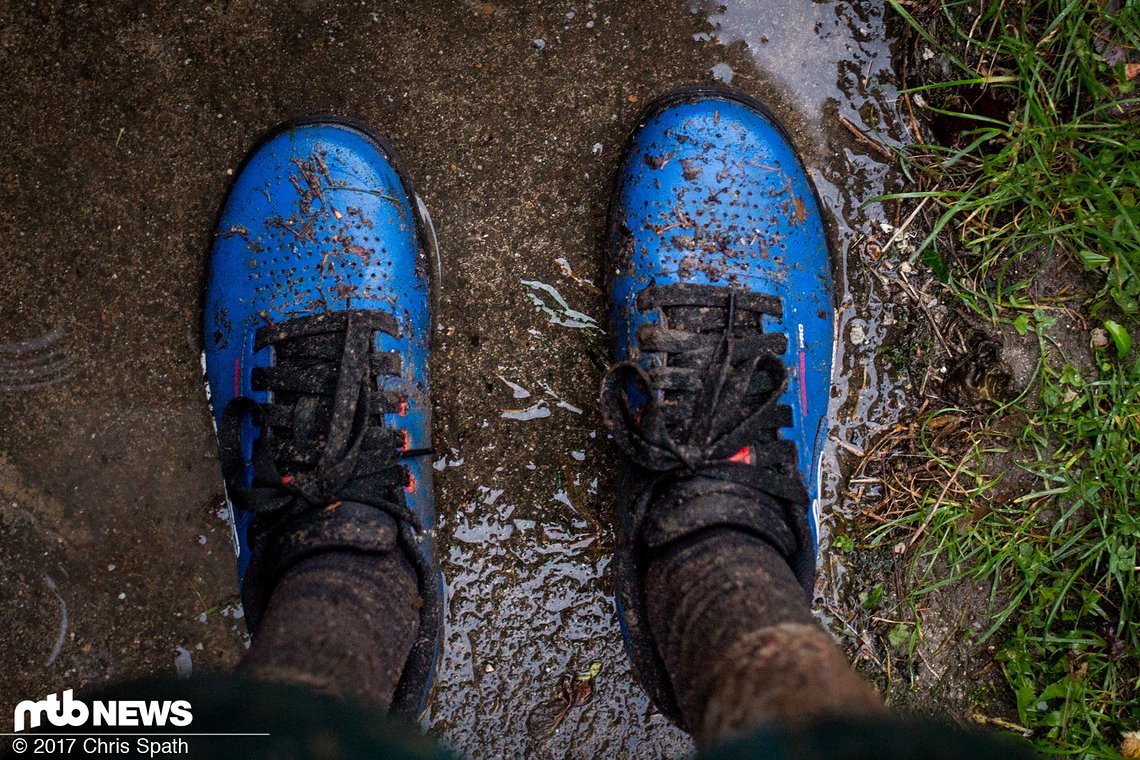 Bei Regen hält der Schuh sehr viel Wasser ab, nur bei der Durchquerung großer Pfützen kann der Schuh dem Wasser nicht genug entgegensetzen.