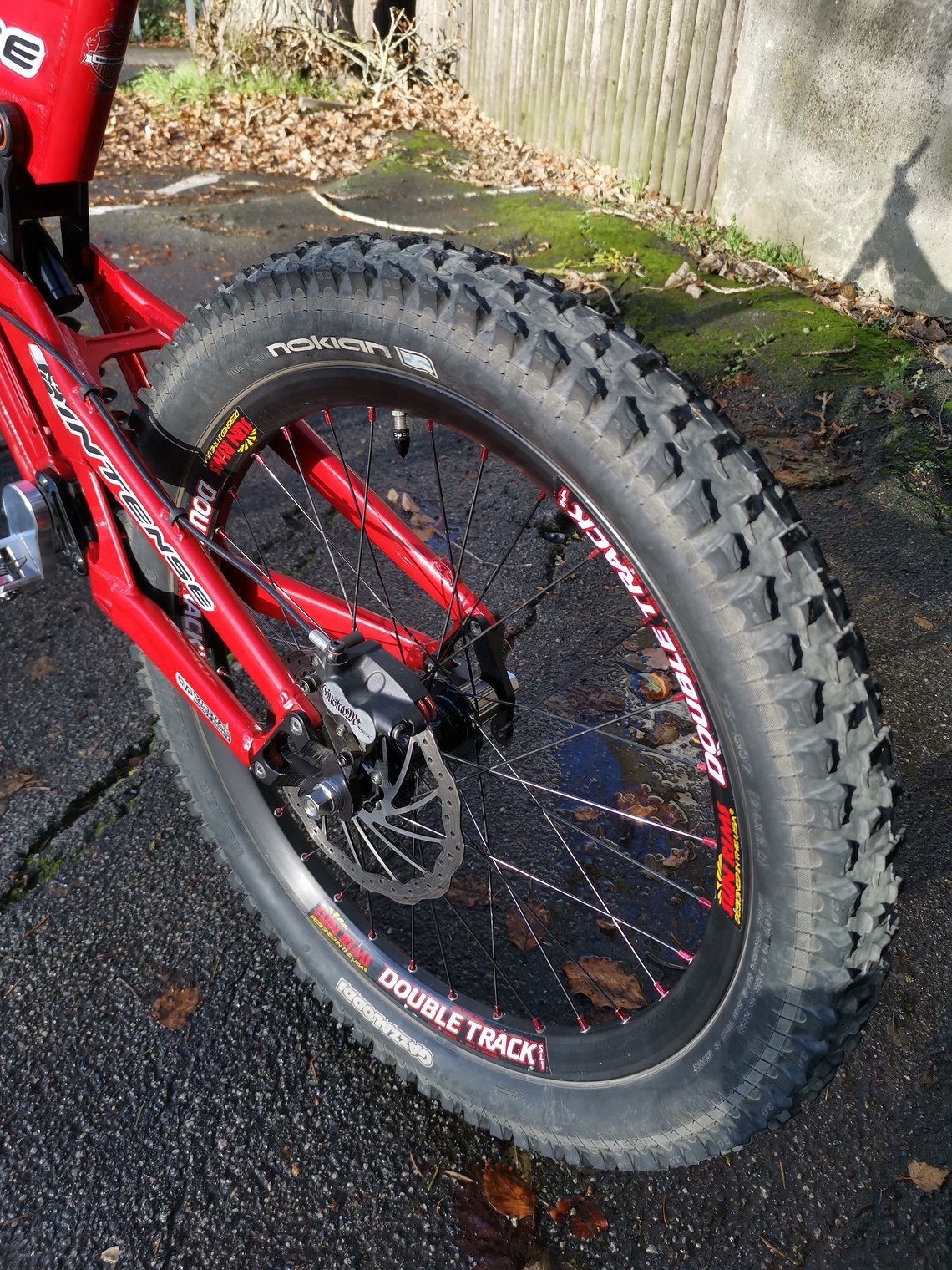 Das Hinterrad kommt mit fettem Nokian Gazzalodi in 3" auf der 24" Felge ...