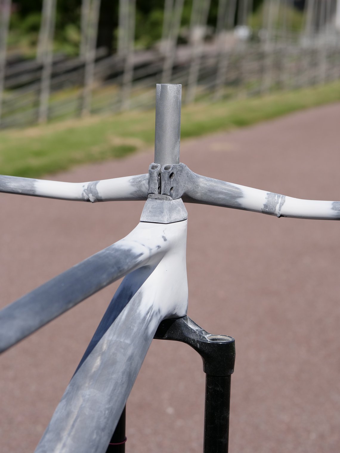 Damit die Kabel von der Bremse direkt in den Lenker laufen können ist einiges an Arbeit nötig.