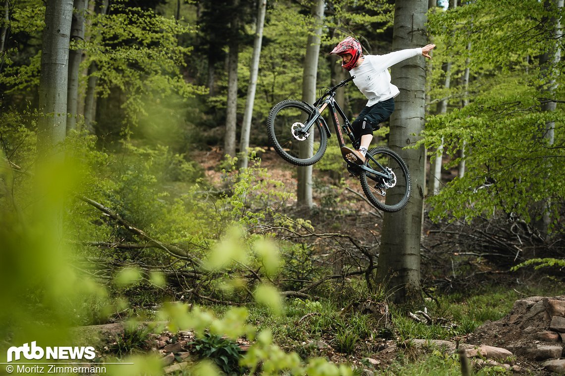 Mit seinem straffen Fahrwerk lässt sich das Rocky Mountain Altitude extrem gut in die Luft bewegen