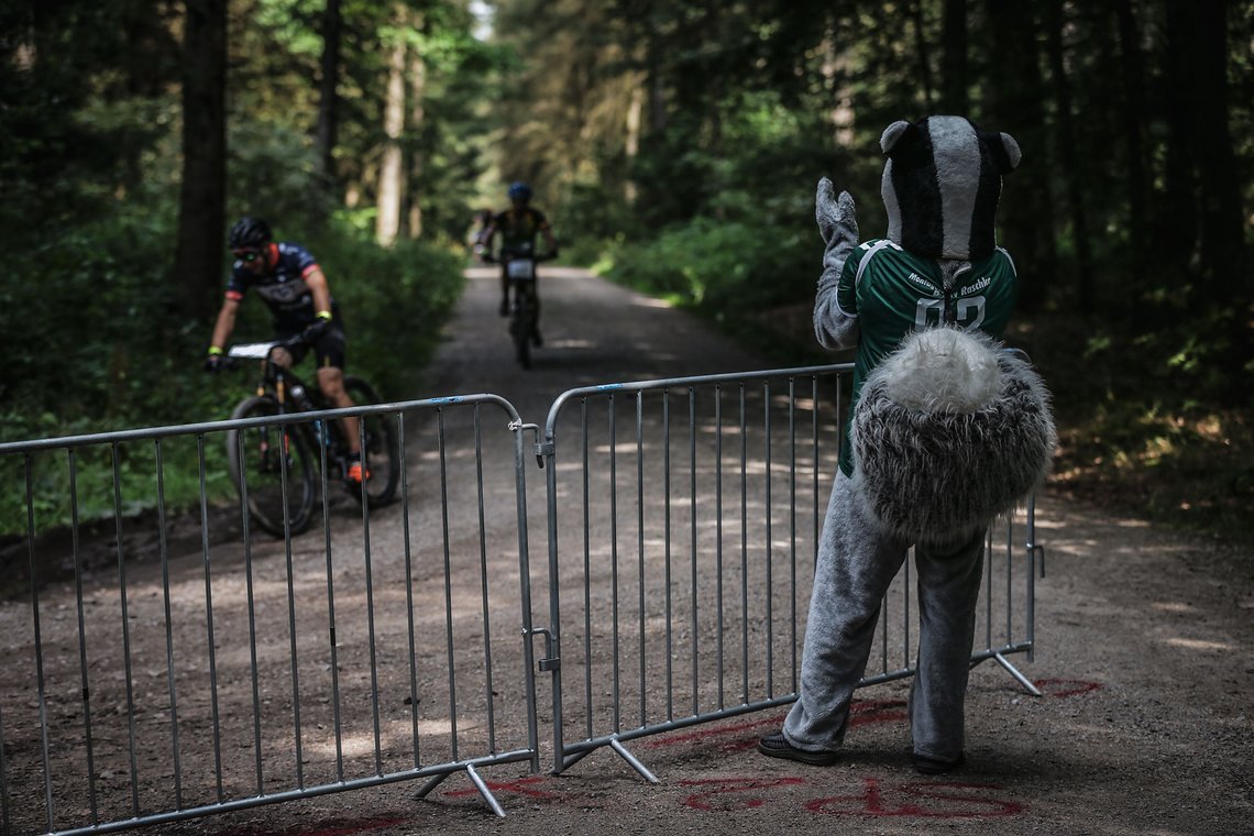 Das Maskottchen mitten im Wald war eine der coolsten Motivationen auf der Strecke.