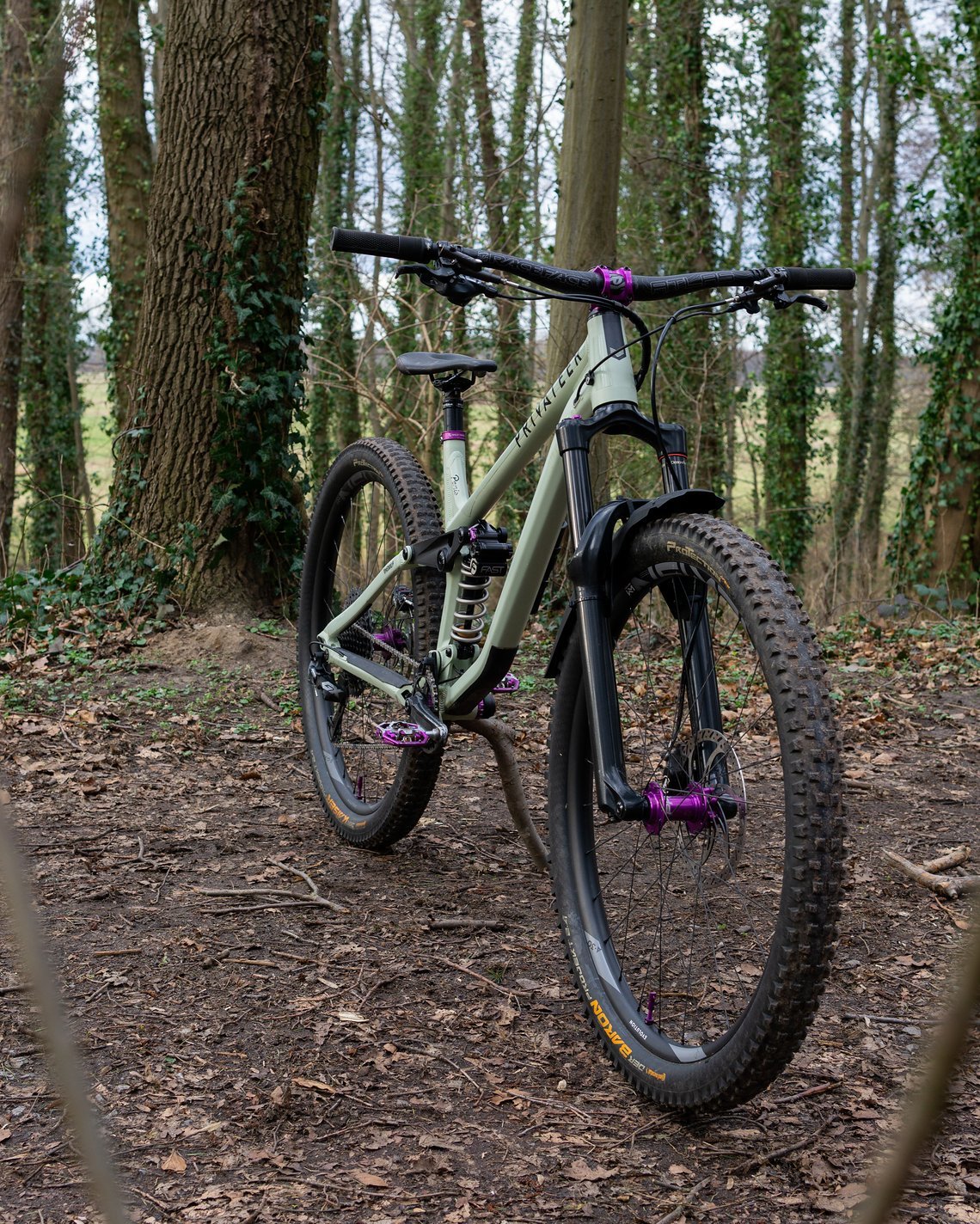 An der Front arbeitet eine Rock Shox Yari mit Fast SC4-Kartusche ...
