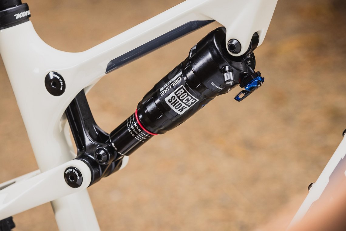 Beim Fahrwerk setzt Kona ganz auf RockShox, hinten kommt der Deluxe Ultimate zum Einsatz.